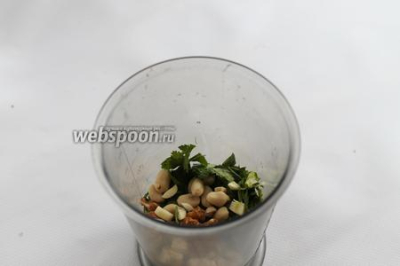Салат из рукколы с соусом песто