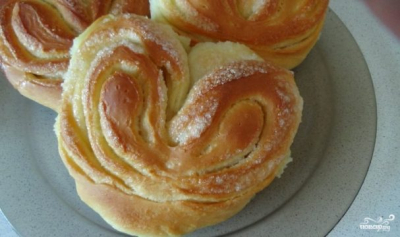 Булочки-сердечки с сахаром 