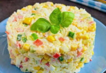 Салат с крабовыми палочками, кукурузой, яйцом и огурцом классический