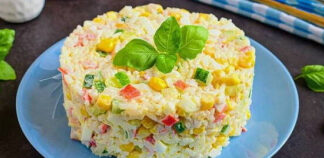 Салат с крабовыми палочками, кукурузой, яйцом и огурцом классический